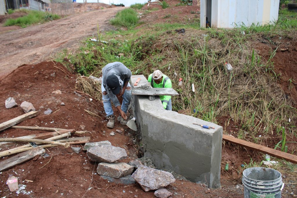 La construcción de seis cabezales en el alcantarillado de la comunidad de Villa Unida en el corregimiento de Herrera, es realizada por personal de la Dirección de Proyectos y Obras Municipales (DPO).