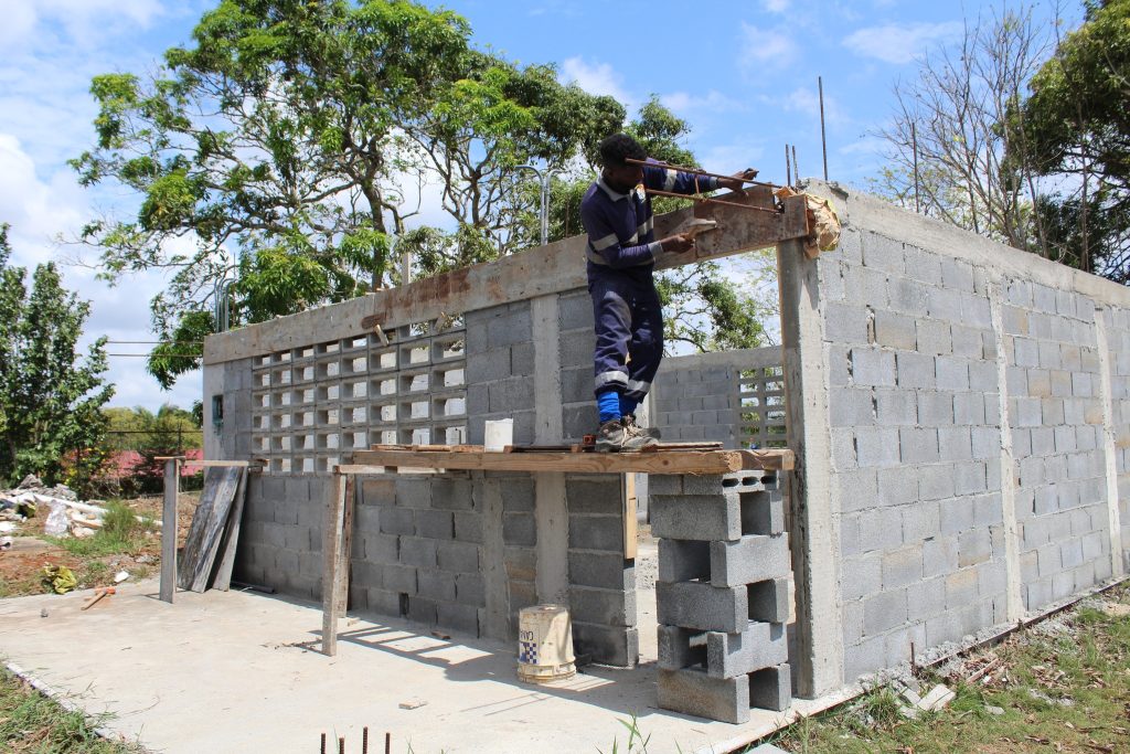 Cumpliendo con el compromiso de apoyar a la educación, la  administración del alcalde Tomás Velásquez Correa, da continuidad a las obras de construcción de dos nuevas aulas en la escuela primaria de Las Yayas, Corregimiento de Herrera.