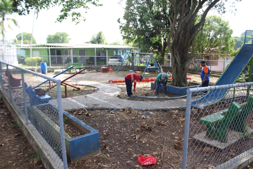 Con la construcción de aceras, se da inicio al mejoramiento del parque central del barrio La Tulihueca.