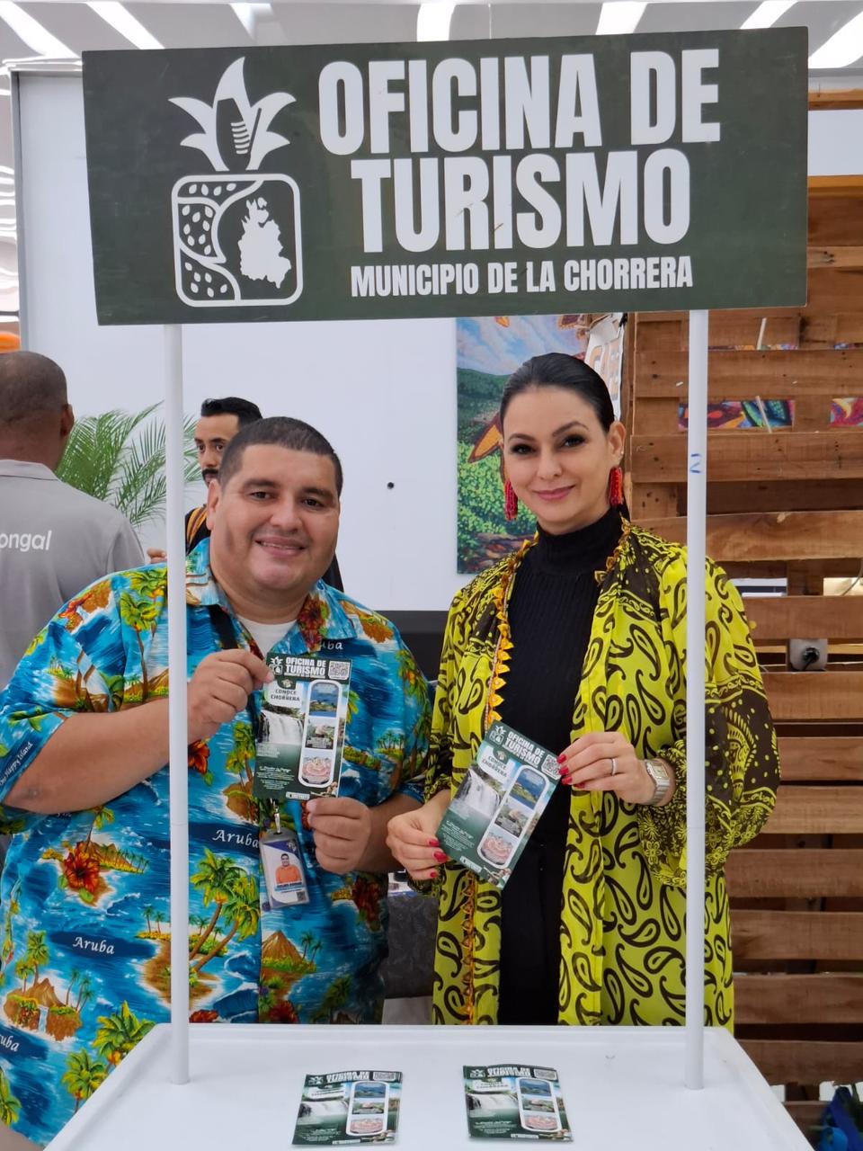 Ciudad de Panamá, 23 de octubre de 2025.
El Municipio de La Chorrera, a través de su Oficina de Turismo, participó activamente en la Convención Nacional de Turismo 2025, celebrada los días 23 y 24 de octubre en el Pasillo del Koala del Albrook Mall, en la ciudad de Panamá.
Durante el acto inaugural, el Presidente de la Cámara Nacional de Turismo de Panamá (CAMTUR) destacó la importancia del trabajo que vienen realizando los gobiernos locales en el impulso del turismo interno, y señaló como ejemplo la gestión del Distrito de La Chorrera, que ha creado su propia Oficina de Turismo Municipal para desarrollar actividades, productos y experiencias que fortalezcan el sector.
El presidente de CAMTUR expresó que “los gobiernos locales deben seguir el ejemplo de La Chorrera, que ya ha comenzado a generar productos de interés turístico, promoviendo la identidad y el desarrollo sostenible desde las comunidades”.
También mencionó la necesidad de aprovechar el flujo de más de 18 millones de pasajeros anuales en el Aeropuerto Internacional de Tocumen, como una oportunidad para posicionar los destinos nacionales ante el mundo, tema que fue parte de los paneles de la convención.
En el evento participaron también Jorge Correa, Subadministrador General de la Autoridad de Turismo de Panamá (ATP), quien enfatizó que la integración del sector y la innovación serán fundamentales para el crecimiento del turismo panameño; y Nadkyi Duque, quien resaltó el auge de los eventos, convenciones y del programa “Stop Over” de Copa Airlines, los cuales han contribuido al incremento del flujo de visitantes al país.
El stand del Municipio de La Chorrera presentó la campaña “Conoce La Chorrera”, que promueve los atractivos naturales, culturales y gastronómicos del distrito, así como productos de identidad chorrerana elaborados por emprendedores locales.
El Alcalde Eloy Chong destacó que “participar en este tipo de eventos permite proyectar a La Chorrera como un destino de interés para visitantes nacionales e internacionales, donde convergen una importante cultura, una exquisita gastronomía y una naturaleza única que nos diferencia como distrito”.
Esta participación reafirma el compromiso del Municipio con el desarrollo del turismo sostenible y con la promoción del distrito como un destino emergente, vibrante y lleno de identidad dentro de la provincia de Panamá Oeste.