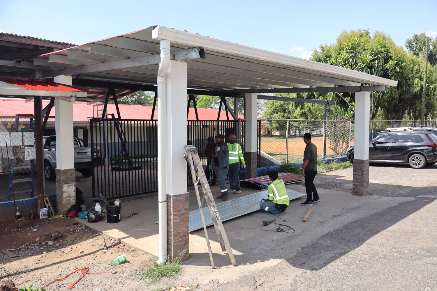 Construcción de marquesina Centro Educativo Básico General Biancheri